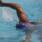 Un bañista disfruta del agua mientras tonifica su cuerpo