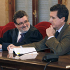 El abogado Miquel Arbona junto a su cliente, Jaume Matas, en la Audiencia de Palma.