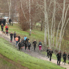 Los participantes, en su recorrido por la zona del río hasta la plaza del Ayuntamiento. ANA F. BARREDO