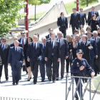 Rajoy acompañado por dirigentes del PP pasa por las proximidades del escenario de crimen, en el río