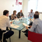 Pedro Sánchez y el equipo negociador del PSOE, reunidos para estudiar la propuesta de Compromís.