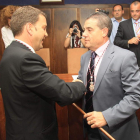 Riesco y Álvarez estrechan su mano el día que se constituyó el Ayuntamiento.