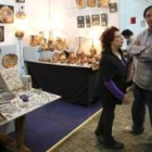 En la imagen, uno de los 28 puestos de la Feria de Artesania