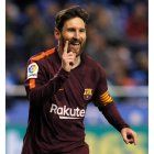 Messi celebra uno de los tres goles que ayer le endosó al Deportivo en Riazor. LAVANDEIRA JR