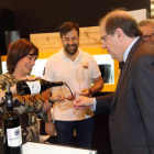 Herrera con representantes de la Bodega del Abad. RAQUEL P. VIECO