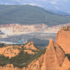La macrocantera de Catisa impacta a los ojos de los turistas que se asoman a Las Médulas desde el mirador de Orellán.