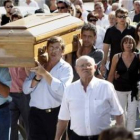 Familiares del joven trasladan sus restos mortales.
