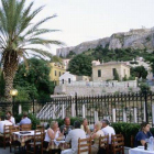 Turistas cenando en una terraza de Atenas.