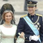 El cortejo nupcial salió a pie, a las 10.45 horas, del Palacio Real, cerrado por el Príncipe Don Felipe y Doña Sofía. Momentos antes de llegar al templo, la lluvia hizo su aparición.