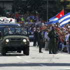 Miles de personas reciben a la caravana con las cenizas. E.M.