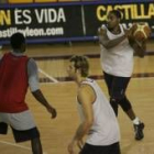 Rick Hughes, con el balón, en un entrenamiento junto a Otegui y Terrence Leather -de espaldas-