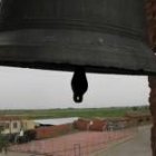 Campanario de la iglesia de Moscas, pueblo que acusó al cura de haber sustraído o cambiado una cruz