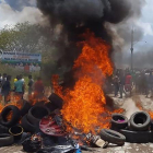 Habitantes de la ciudad brasileña de Pacaraima, en la frontera con Venezuela, incendian neumáticos y pertenencias de inmigrantes venezolanos durante los disturbios registrados el 18 de agosto del 2018.