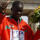 El corredor keniano Abel Kirui celebra su victoria en la maratón de los Mundiales de atletismo.