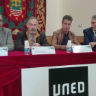 El alcalde, en el medio, junto a los responsables de la Uned. ARAUJO