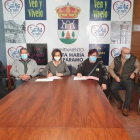 Imagen de la firma del convenio con la cofradía. DL