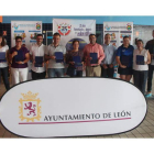 Entrega de premios en la piscina municipal de La Palomera, ayer. DL