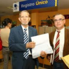 Carballo -”junto a otro miembro del PRB-” posó ayer con las firmas antes de entregarlas.