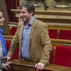 Imagen de archivo de Andrea levy y Antoni Comín conversando en el Parlament.