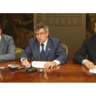 Chamorro, vicealcalde, Fernández, alcalde, y Fernández Cardo, edil de Hacienda, responsables del gobierno PSOE-UPL.