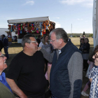 El candidato del PP a la Alcaldía de León, Antonio Silván, en las fiestas de Oteruelo. JESÚS F. SALVADORES