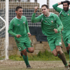 Rueda celebra el segundo gol de La Virgen tras rematar a la red de bellísima chilena. Sus compañeros Nanín y Ramírez le felicitan ante la desolación del capitán culturalista Santi Santos.