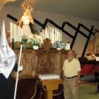 Manuel Carracedo, secretario de la cofradía, junto a las imágenes del museo