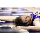 Gasol yace en el suelo después de recibir una falta ante los Suns de Phoenix.