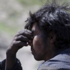 Un hombre espera notícias después del derrumbe del jueves en una mina de carbón.