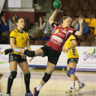 La pivote rusa Daria Ilina supera la defensa catalana para marcar uno de sus cuatro goles.