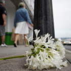 Flores en el lugar donde falleció Samuel Luiz en A Coruña. CABALAR