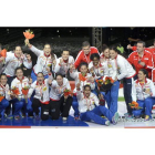 Las Guerreras de Jorge Dueñas celebran en el podio la medalla de plata ganada en el europeo de Hungría y Croacia.
