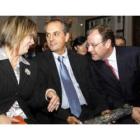 Nuria González Rabanal, decana del Colegio de Economistas, junto al premiado José Antonio de Paz y e