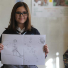 Irene Calderón posa con una copia de su dibujo en el aula del colegio Inmaculada de Ponferrada. LUIS DE LA MATA