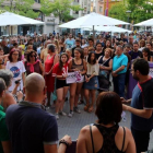 Manifestación frente al Ayuntamiento de Molins de Rei contra la violación de una chica a la salida de una discoteca del municipio