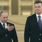 Putin (izq) recibe a su homólogo ucraniano, Viktor Yanukóvich, antes de su reunión en Moscú, este martes.
