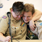 Dos jóvenes homosexuales se abrazan emocionados tras conocer la decisión de los Boy Scouts, el jueves en Grapevine (Tejas).