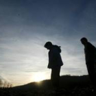 Unos vecinos de Renedo de Valderaduey buscan restos del meteorito en el lugar en el que pudo caer