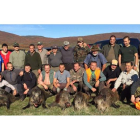 Un grupo de cazadores posa con las piezas abatidas durante una montería realizada en La Urz el pasado fin de semana.