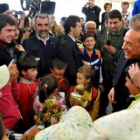 Berlusconi visitó ayer las tiendas de campaña instaladas para los supervivientes del terremoto