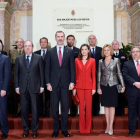 Los reyes junto al presidente Herrera, la presidenta de las Cortes, y los ministros Dastis, Cospedal y Zoido. NACHO GALLEGO