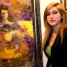 La pintora Belén Cobaleda, junto a una de sus típicas «Meninas»