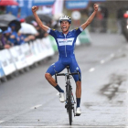 Enric Mas entra victorioso en la útima etapa de la Vuelta al País Vasco.