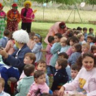 Alumnos de los centros infantiles de Villaquilambre, durante una fiesta con payasos.