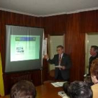 Martín Manceñido, a la izquierda, junto al alcalde, durante la presentación de la web