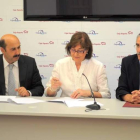 José Manuel Fernández Corral, Nieves Gutiérrez Aranda y Ángel Cimadevilla en la firma del acuerdo.