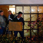 Agentes de policías sacan cajas con pertenencias del copiloto Andreas Lubitz de casa de sus padres, en la localidad de Montabaur, anoche.