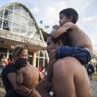 Una familia integrada en la caravana de migrantes a su paso ayer por territorio mexicano. VILLALOBOS