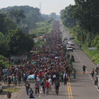 Migrantes hondurenos caminan hacia la ciudad de Tapachula.