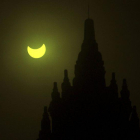 Momento del eclipse solar tras el templo de Prambanan en Yogyakarta (Indonesia).